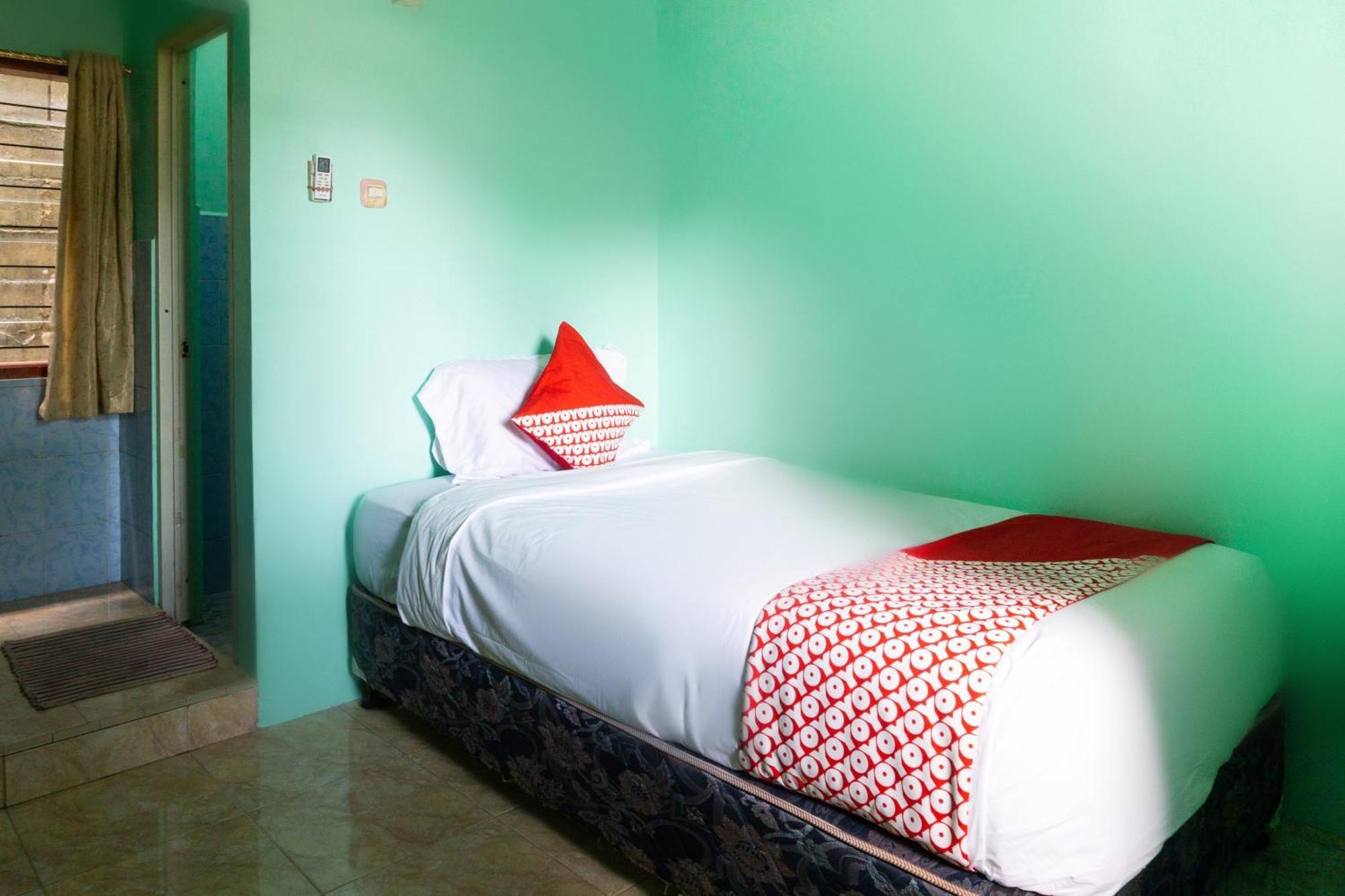 Oyo 3095 Semarapura Homestay Макасар Екстериор снимка